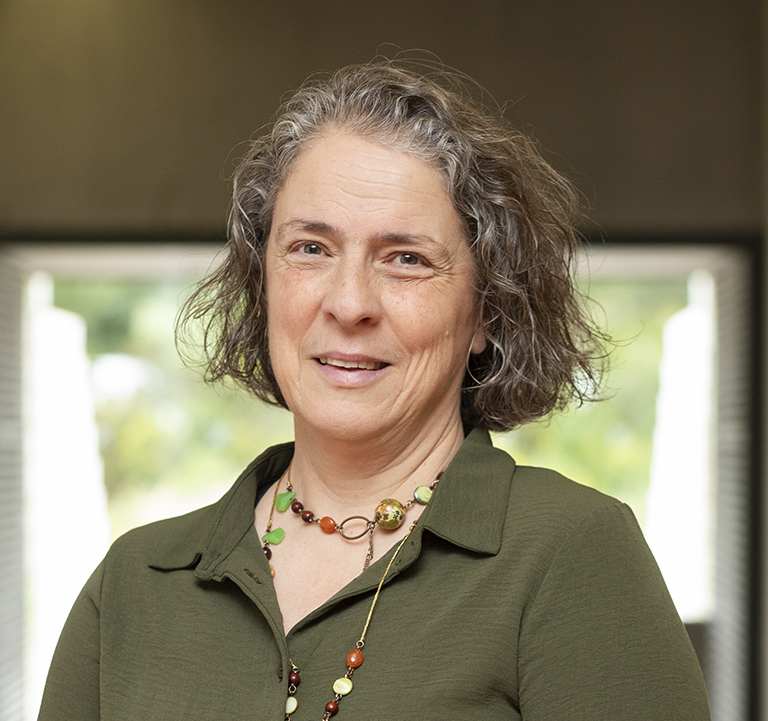 Dr. Cláudia Nunes dos Santos